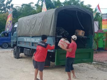 Mustofa, Bekali Anggota Satgas TMMD Bojonegoro Makanan Satu Kardus